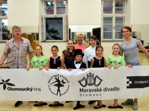 Malí tanečníci odletěli do Portugalska na Dance World Cup. Reprezentují Moravské divadlo Olomouc a naše město