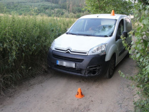 Cyklista jel příliš rychle a na úzké cestě narazil do protijedoucího auta. Skončil v nemocnici