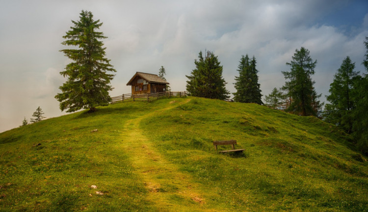 Zloděj se vloupal do chaty seniora, odkud si odnesl kofolu, víno, pivo a zavařené maso