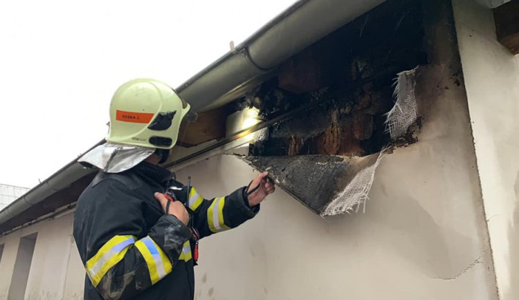 FOTO: V Bohuňovicích zapálil blesk střechu a fasádu domu
