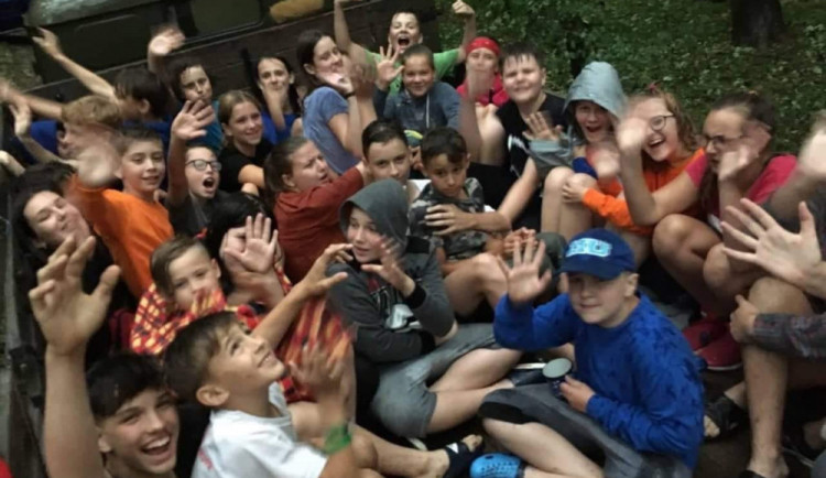 VIDEO: Hasiči evakuovali šedesát dětí z táborů, které vytopila voda