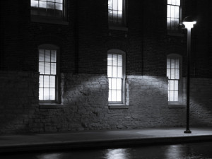 Opilá žena s mužem rušili noční klid v domě na třídě Kosmonautů. Musely být použity donucovací prostředky a pouta