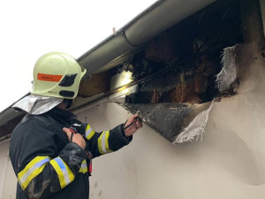 FOTO: V Bohuňovicích zapálil blesk střechu a fasádu domu
