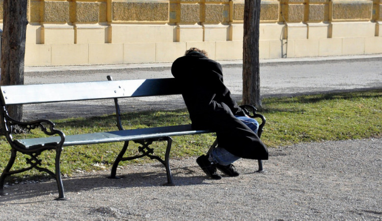 Unavený turista usnul na lavičce u nádraží. Když se vzbudil, chybělo mu dvacet tisíc