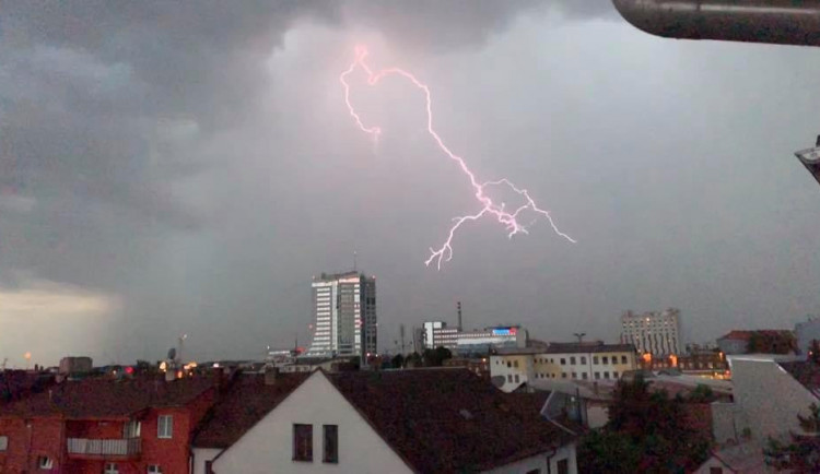 AKTUÁLNĚ: Šest tisíc domácností v našem kraji bez proudu. Hasiči stále zasahují u následků bouřek