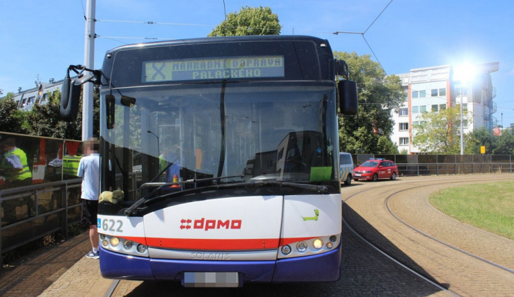 Kvůli bezohlednému řidiči musel na Pražské prudce brzdit autobus. V něm se zranila čtyřletá holčička, řidič ujel