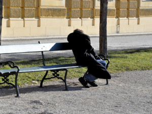 Unavený turista usnul na lavičce u nádraží. Když se vzbudil, chybělo mu dvacet tisíc