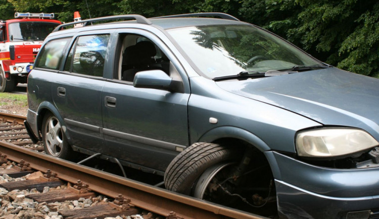 Unavený řidič nezvládl řízení a havaroval v kolejišti. Provoz na trati byl zastaven
