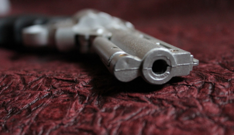 Zloděj sebral z auta revolver se střelivem a průkazy. Majiteli způsobil škodu za 34 tisíc