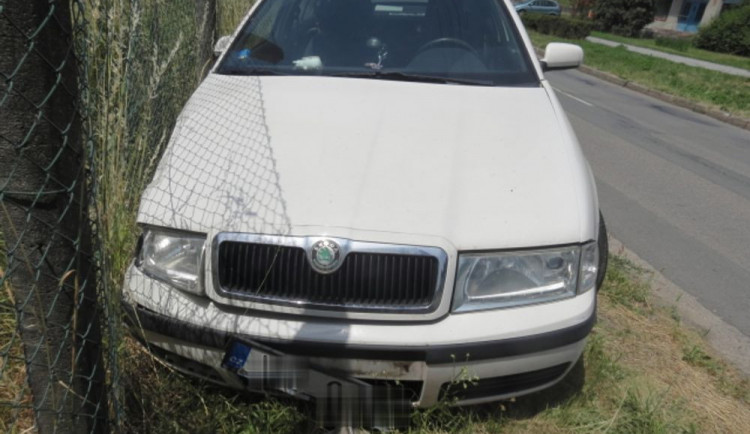 Řidička s 3,80 promile v krvi nabourala do auta, ale v jízdě pokračovala dál. Zastavil ji až náraz do plotu