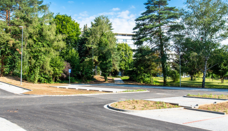 Pod Dětskou klinikou vyrostlo nové parkoviště. Nabídne sto míst a má samostatný vjezd z Vojanovy ulice