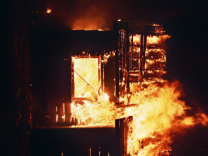 Plameny pohltily rodinný dům v Těšicích. Požár se rozšířil i na sousední dům