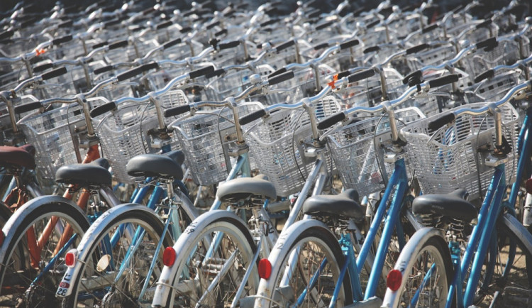 Nová parkovací cyklověž u prostějovského nádraží by měla pomoci cyklistům