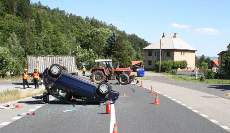 Řidič traktoru nedal přednost řidičce, která jela po hlavní silnici. Žena po srážce skončila v nemocnici