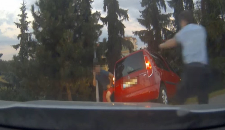 VIDEO: Muž na pervitinu měl ukrást auto ze servisu. Pak ujížděl policii a u Šantovky havaroval
