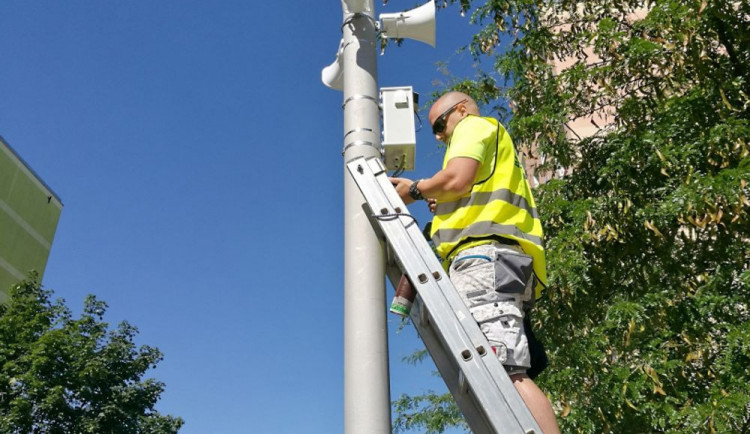 První hlásiče nového městského informačního a výstražného systému byly instalovány na lampách