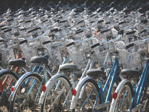 Nová parkovací cyklověž u prostějovského nádraží by měla pomoci cyklistům