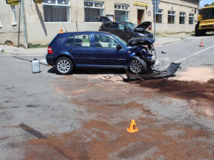 FOTO: Mladík nedal přednost autu na hlavní silnici. Po střetu auto začalo hořet a čtyři lidé se zranili