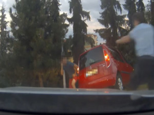 VIDEO: Muž na pervitinu měl ukrást auto ze servisu. Pak ujížděl policii a u Šantovky havaroval