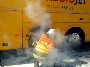 AKTUÁLNĚ: Autobusu v Lipenské ulici hořelo kolo. Cestující přepraví jiný dopravce
