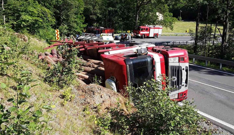 FOTO: Řidič nezvádl svůj kamion a s nákladem dřeva ho převrátil na bok