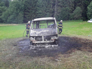 FOTO: Na poli shořela dodávka. Hasiči museli k jejímu ohořelému torzu, protože začala znovu doutnat