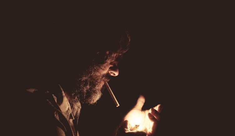 Seniorovi se při kouření na záchodě svezla ruka mezi potrubí a zůstal zaklíněn, pomoci mu museli strážníci