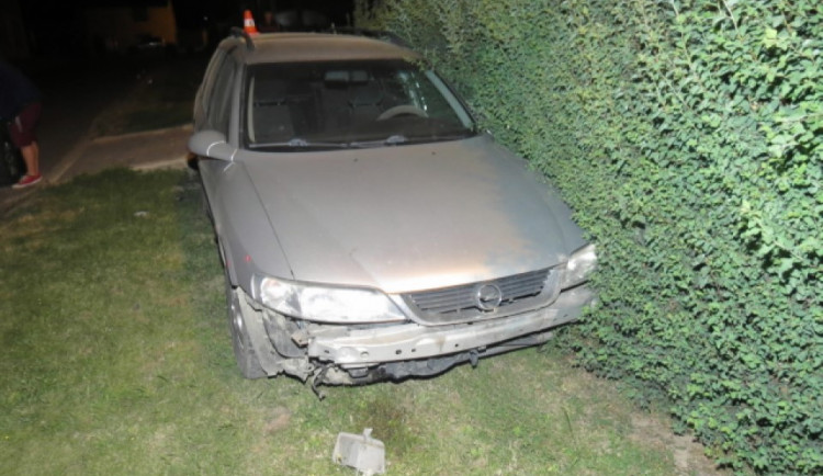 Opilý osmnáctiletý mladík nezvládl řízení. Naboural do plotu a přišel o řidičský průkaz