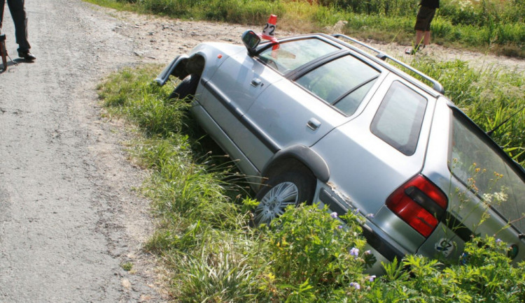 V příkopu skončil opilý řidič, který nezvládl řízení. Nadýchal 2,60 promile