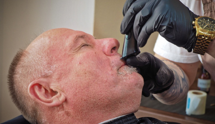 FOTO/VIDEO: Hejtman Okleštěk přišel o svůj legendární knír. Připravili ho o něj štědří dárci