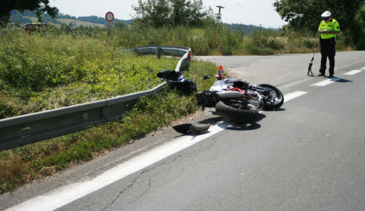 Motorkář jel příliš rychle a narazil do svodidel. Do nemocnice ho transportoval vrtulník
