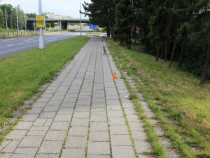 Policie pátrá po cyklistovi, který narazil do cyklistky na chodníku u Hotelového domu a z místa odešel