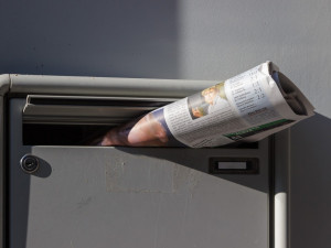 Opilý mladistvý ukopl poštovní schránku v Riegrově ulici. Na policejní služebně si ho vyzvedla matka