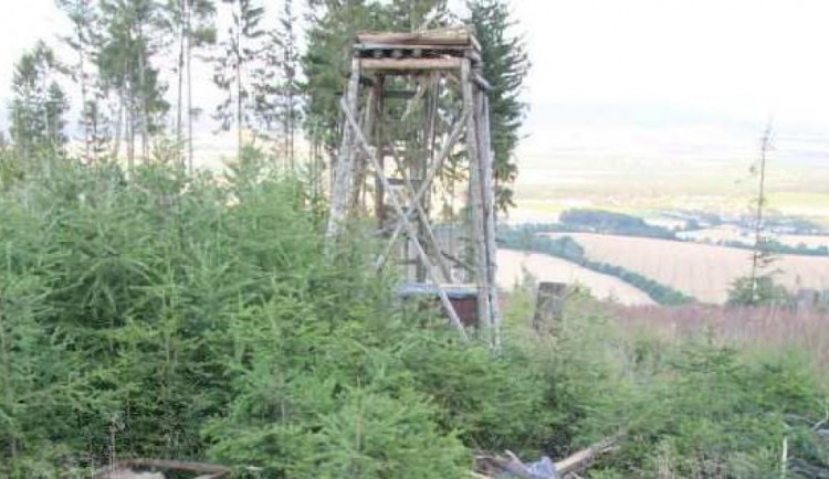 FOTO: Někdo odpálil myslivecký posed. Trhavinu umístil do kazatelny