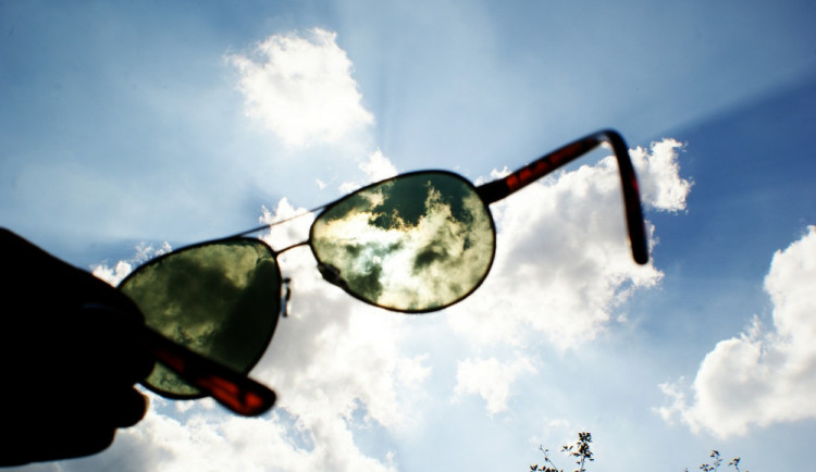 POČASÍ NA PÁTEK: Dnes bude polojasno až oblačno a během dne zaprší