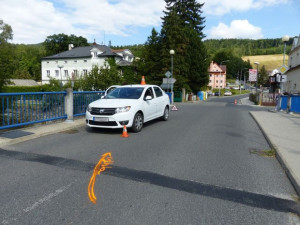 Cyklista nezvládl odbočení a narazil do auta. Nadýchal tři promile