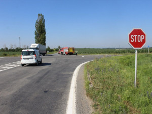 Motorkář se zranil při nehodě na křižovatce u Velkého Týnce. Policie hledá svědky