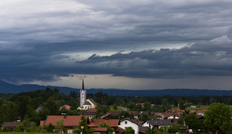 POČASÍ NA NEDĚLI: Dnes nás čeká déšť, bouřky a zatažená obloha