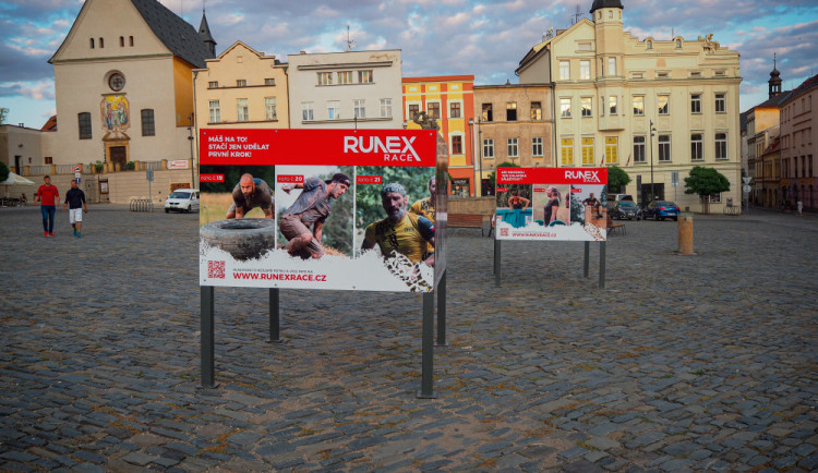 FOTO: Na Dolním náměstí si můžete prohlédnout soutěžní výstavu k extrémnímu závodu Runex Race