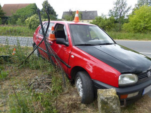 Senior se nevěnoval řízení, dostal smyk a přejel do protisměru, kde naboural do dopravní značky a plotu