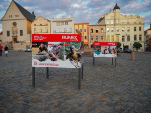 FOTO: Na Dolním náměstí si můžete prohlédnout soutěžní výstavu k extrémnímu závodu Runex Race
