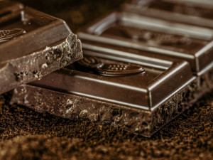 Nezletilý chlapec si do batohu v obchodě nacpal dvě čokolády a prošel pokladnou bez zaplacení