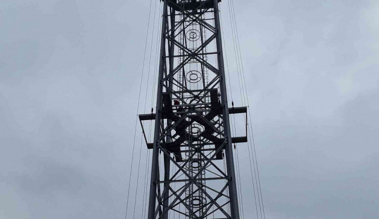 Dívku zranil elektrický proud, když lezla na sto padesát metrů vysoký vysílač