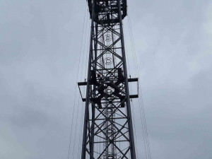 Dívku zranil elektrický proud, když lezla na sto padesát metrů vysoký vysílač