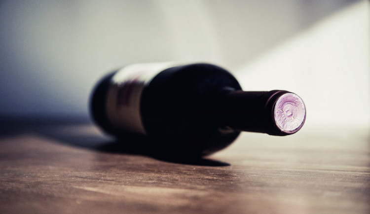 Muž popíjel víno v prostějovském parku. Hlídka mu alkohol sebrala a hrozí mu pokuta až sto tisíc
