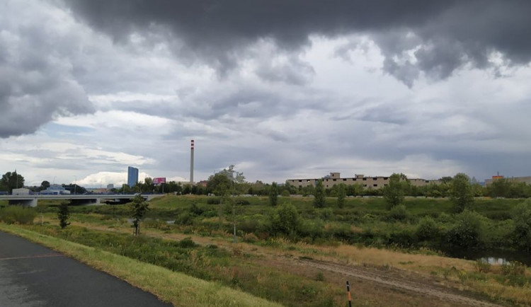 POČASÍ NA PONDĚLÍ: Polojasná obloha, déšť a bouřka, takové bude pondělí