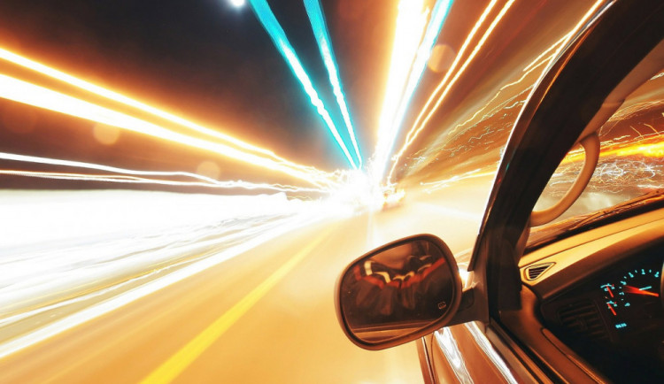 Zdrogovanou a opilou řidičku zastavili policisté. Ve vězení může strávit až rok