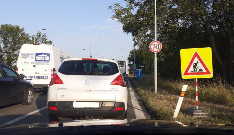 Zúžení v Lipenské ulici od dnešního rána trápí řidiče. Ve středu se přidá další omezení