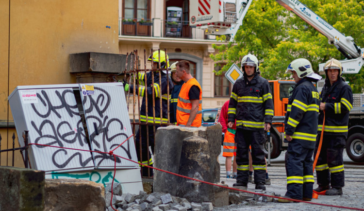 FOTO/VIDEO: Náklaďák u muzea poničil pískovcový sloup a vyvrátil rozvodnou skříň. Řidiče chytili až na Wellnerově ulici