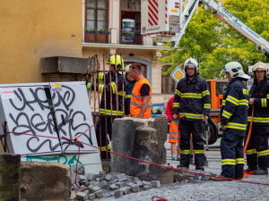 FOTO/VIDEO: Náklaďák u muzea poničil pískovcový sloup a vyvrátil rozvodnou skříň. Řidiče chytili až na Wellnerově ulici